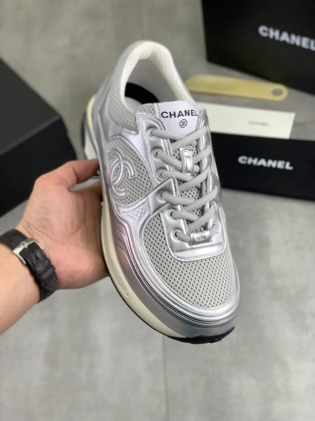 Men's Men's Shoes P620 New Chanel Chanel 25K Silver Horn Golden Horn King Casual Sports Shoes Original purchase and development Made by Xiaoxiang C Home Another super popular item in the counter, loved by Internet celebrity bloggers and ladies, various praises on social platforms, super popular, textured, breathable and super spring and summer. Seeing this issue always arouses the inner desire of fashion among girls. The latest suede material, classic black and white color, full of fashionable feeling on the feet. Easy to take care of, exquisite packaging at the delivery counter🛍📦 ▪️Fabrics: Original customized imported cowhide + mesh ▪️Inner lining: Customized imported breathable mesh ▪️Sole: Original molded rubber foam material ▪️Sole thickness: 4.5CM ▪️Size: 38-44